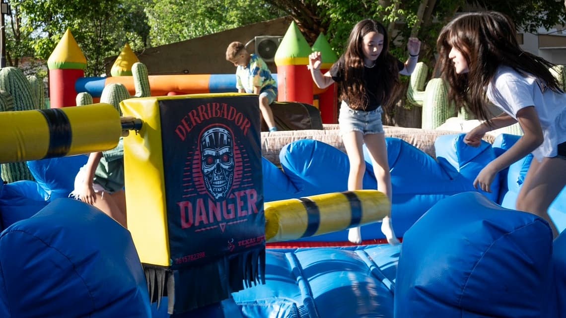 Imagen de pelotero y niños jugando