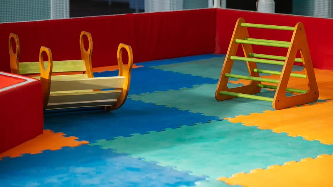Imagen de sala de juegos con suelo de goma