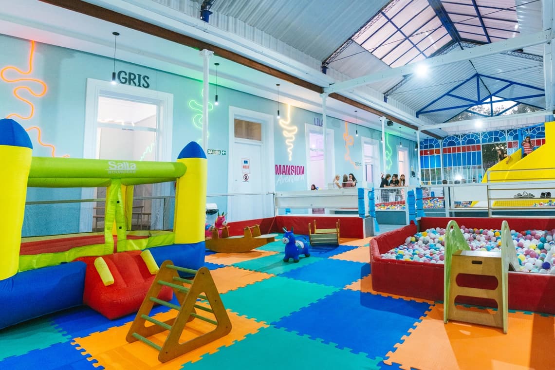 Imagen de puertas con luces neón